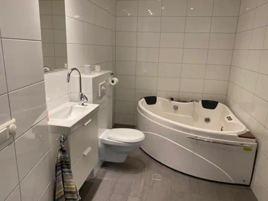 Husavik 2 Bedroom Apartment Eksteriør bilde